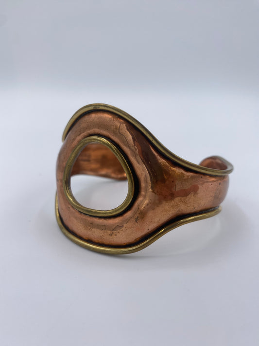 Erik Dennung (1925-2007). Vintage dansk armring i messing og kobber. Fra midt 1900-tallet