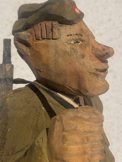 Vintage håndskåret svensk folkekunst træfigur, soldat med gevær ca. midt 1900-tallet