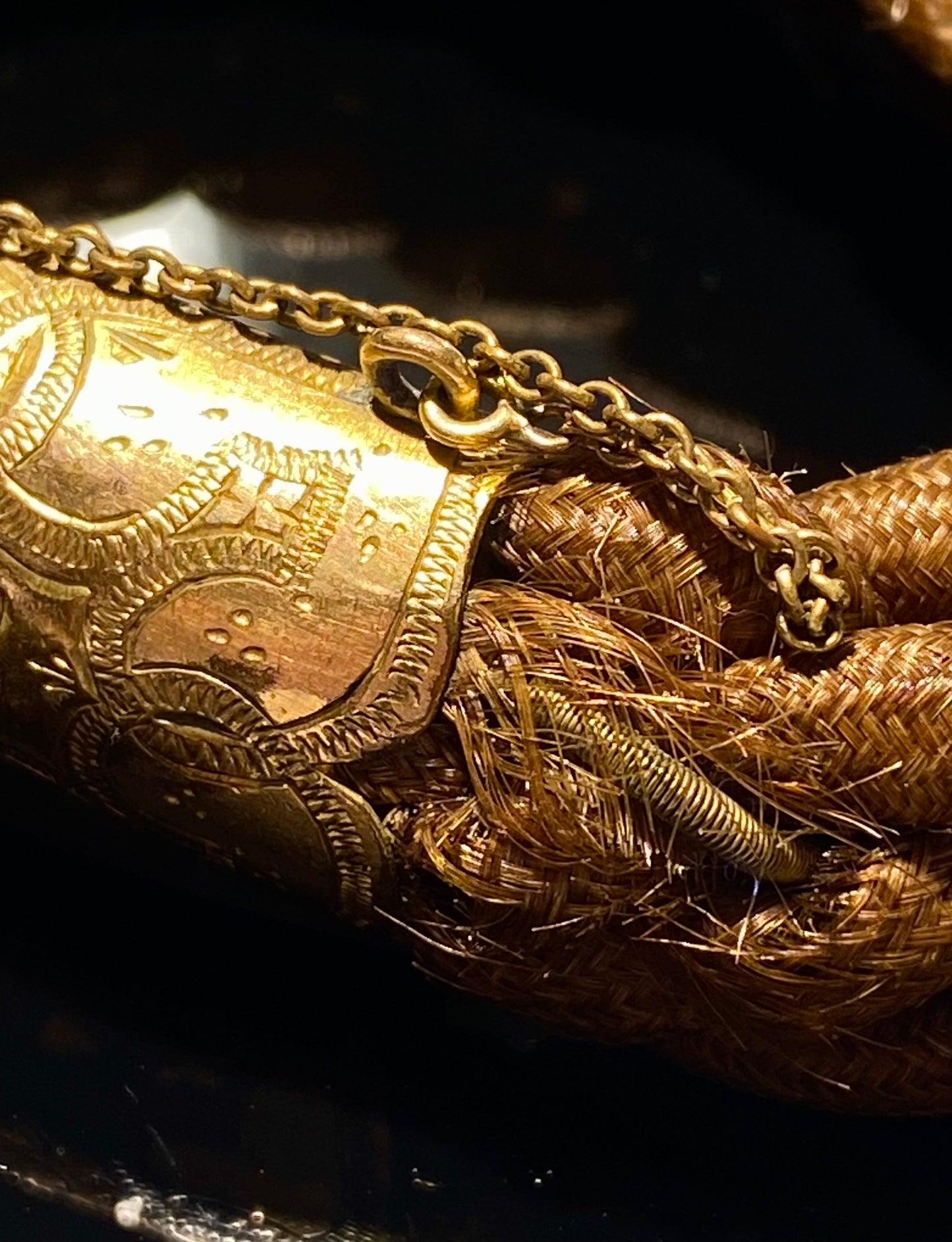 Antik victoriansk sørgesmykke armbånd af menneskehår og guldbelagt metal. Fra 1800-tallet.