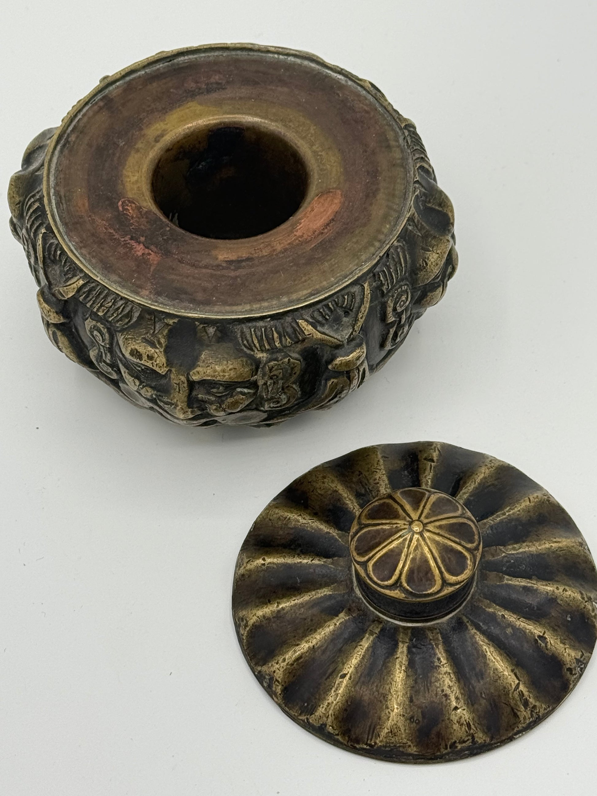 Antikt renæssance bronzeblækhus med masker. Italien 16.-17. årh