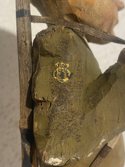 Vintage håndskåret svensk folkekunst træfigur, soldat med gevær ca. midt 1900-tallet