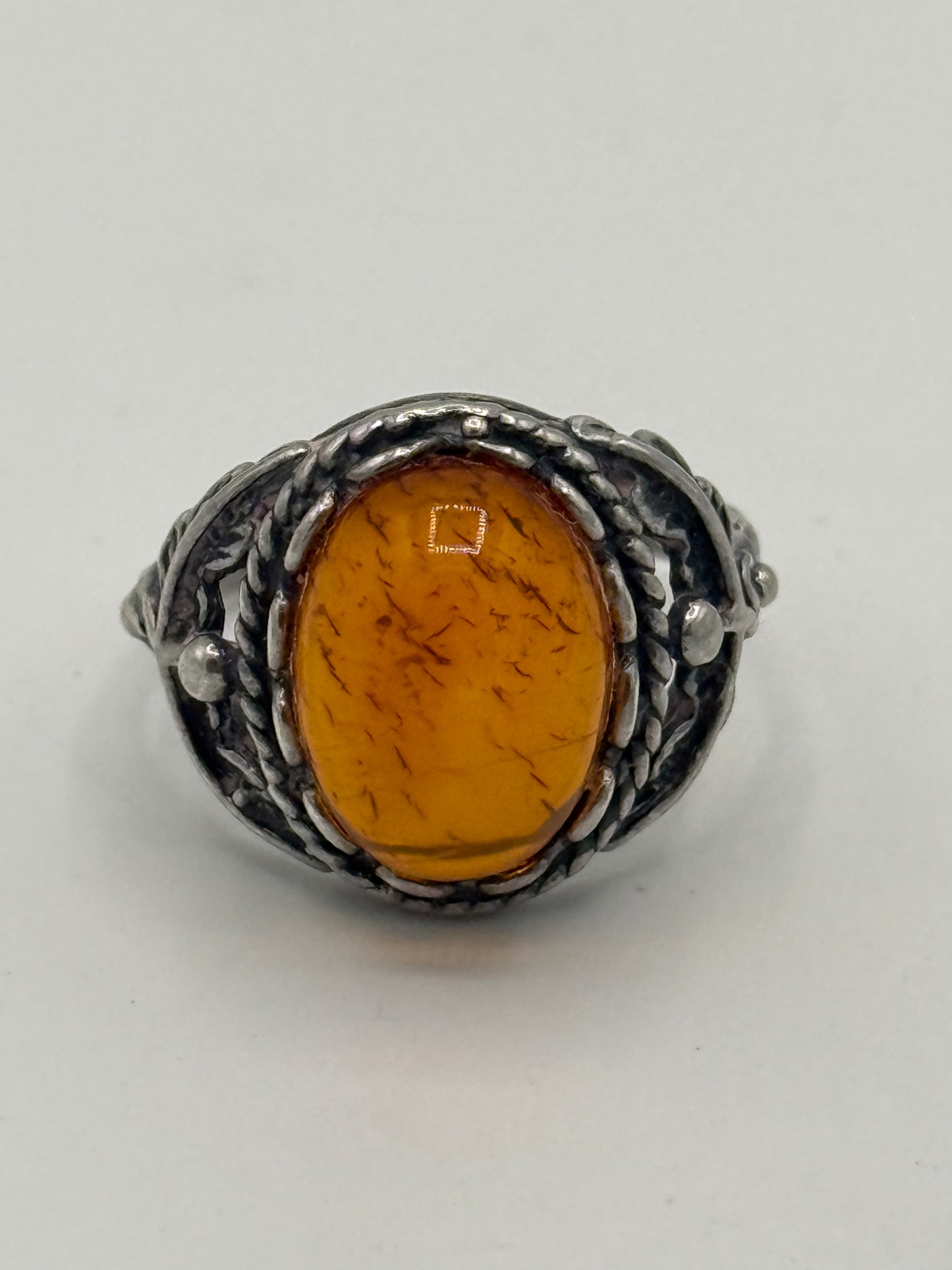 Vintage skønvirkestil Rav & Sterlingsølv ring. Gstad, Polen. Fra 1980érne