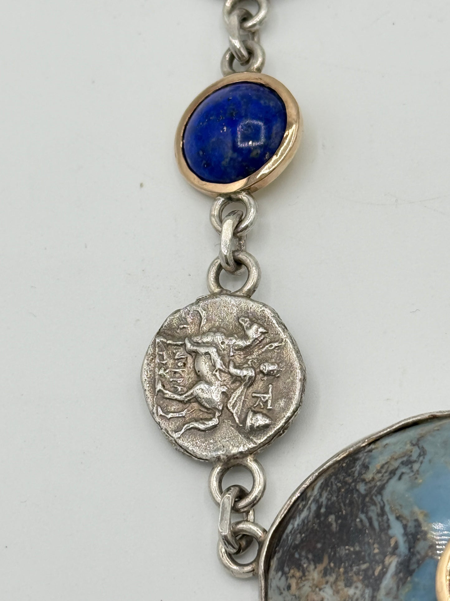 Claude Schwartz, Paris (1958-) Vintage unika Studio jewelry Collier i Sølv, Guld, Granat, Jaspis og Lapis lazuli. Fra 1960érne