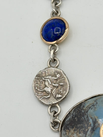 Claude Schwartz, Paris (1958-) Vintage unika Studio jewelry Collier i Sølv, Guld, Granat, Jaspis og Lapis lazuli. Fra 1960érne
