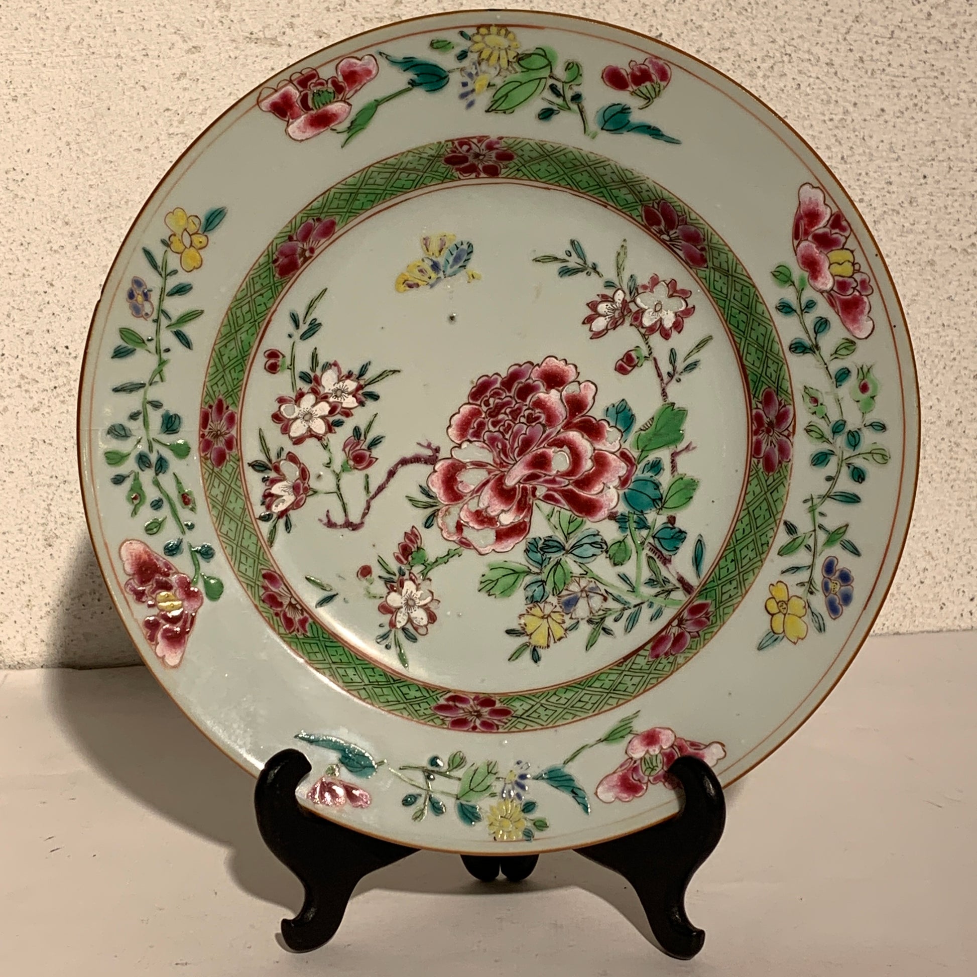 Kinesisk famille rose tallerken, Qianlong Dynastiet (år 1735-1796.)