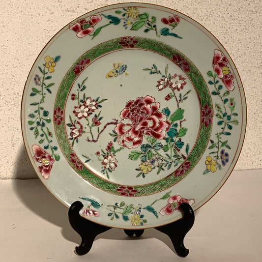 Kinesisk famille rose tallerken, Qianlong Dynastiet (år 1735-1796.)