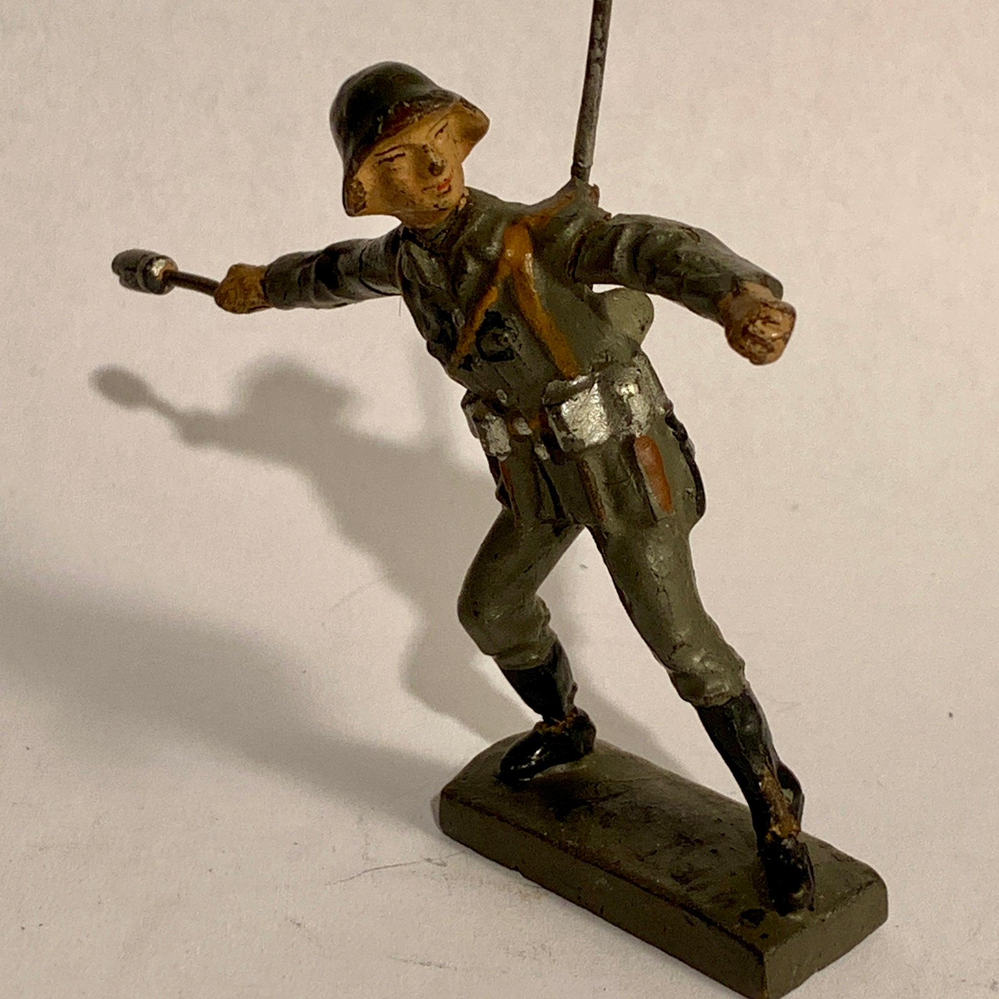 Lineol Dansk soldat med håndgranat, fra 1930érne.