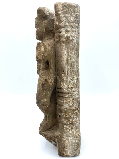 Indisk tempelvogter-figur, Dvarapala, i grå sandsten. Nordindien, ca. 10.–12. årh.