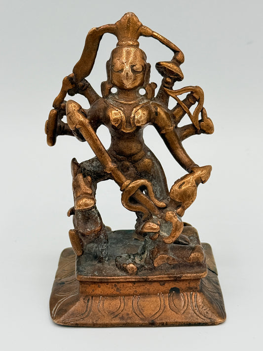 Antik Durga Mahishasura bronze statue. Indien. Fra 16.-18. Århundrede