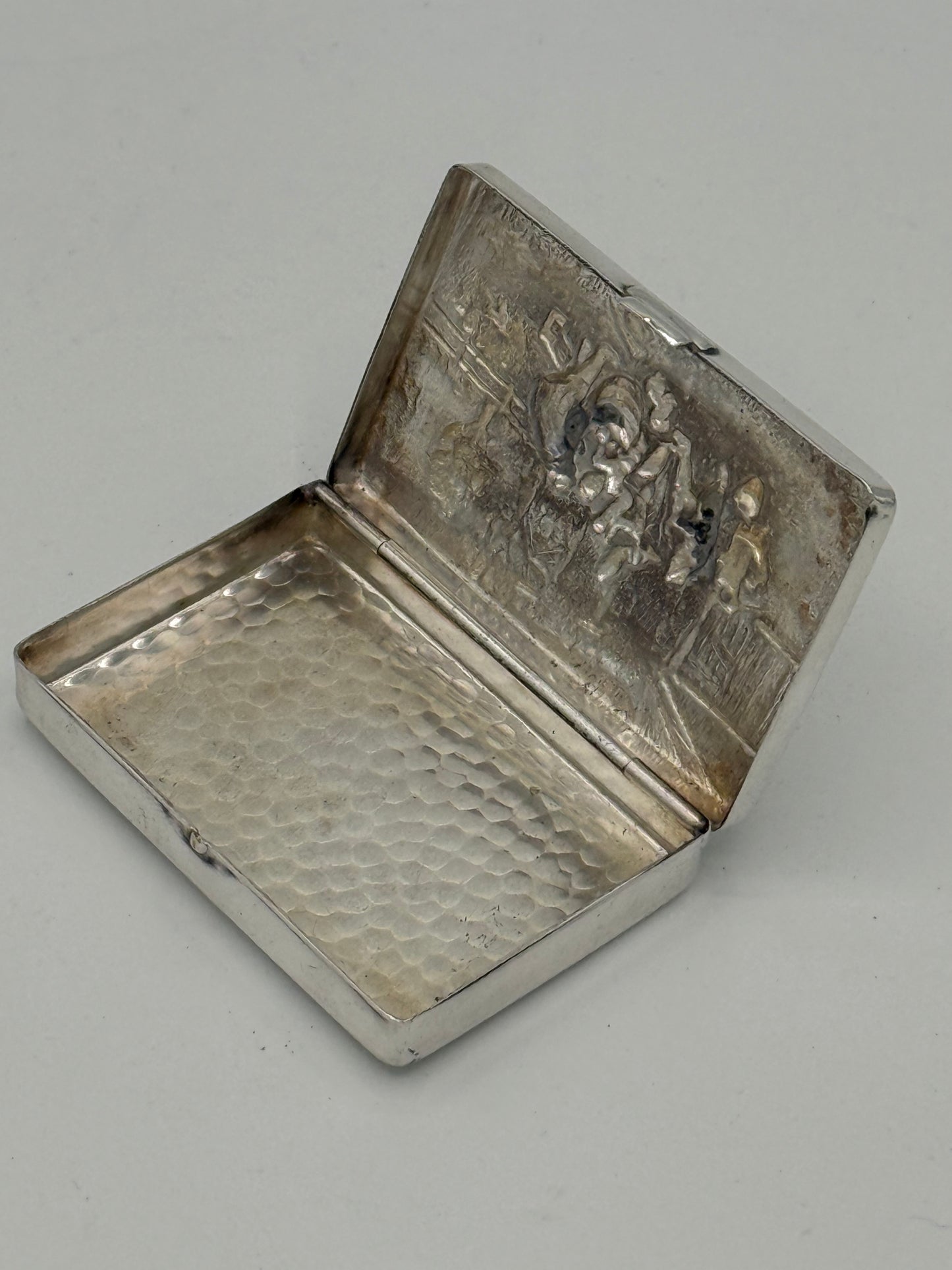 Ældre sølvbelagt repoussé pilleæske. Danmark, start/midt 20.Årh