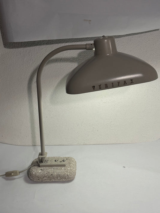Bauhaus bordlampe med bakelit skærm & cement fod. Fra start/midt 1900 tallet