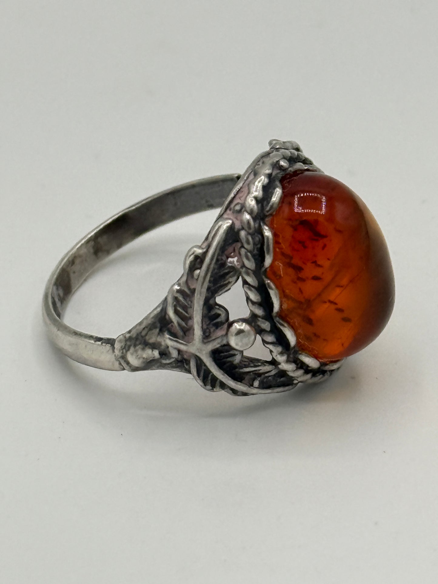 Vintage skønvirkestil Rav & Sterlingsølv ring. Gstad, Polen. Fra 1980érne