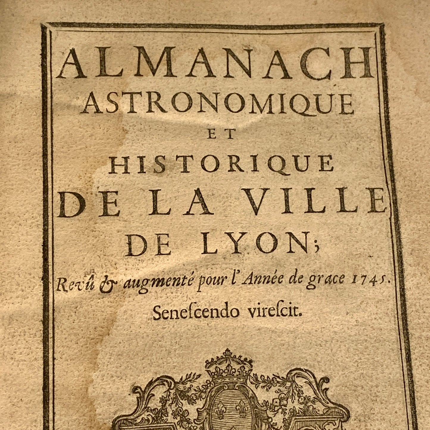 ASTRONOMISK OG HISTORISK ALMANAK AF BYEN LYON. Fransk bog fra 1745.
