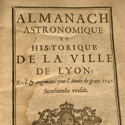 ASTRONOMISK OG HISTORISK ALMANAK AF BYEN LYON. Fransk bog fra 1745.