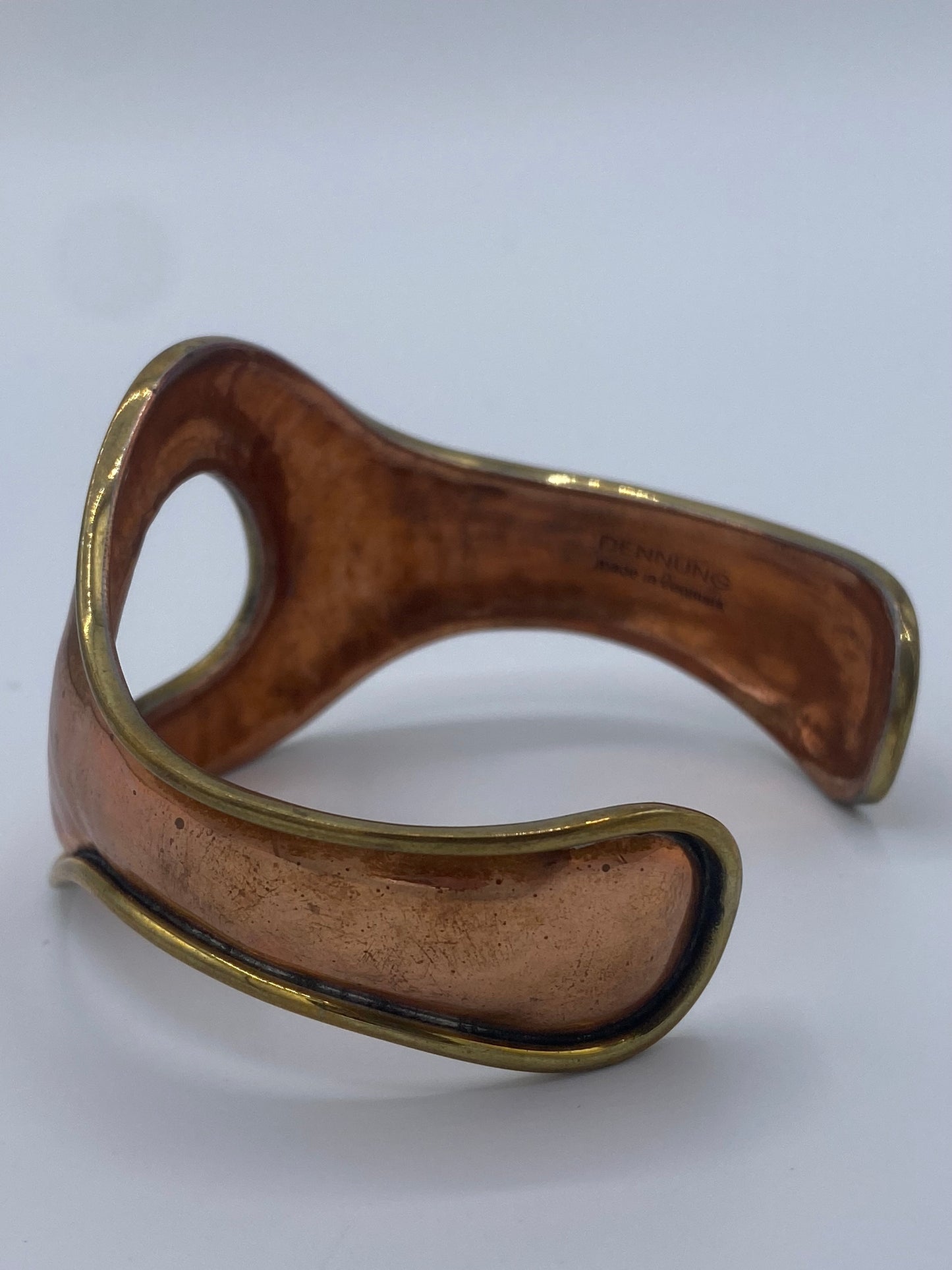 Erik Dennung (1925-2007). Vintage dansk armring i messing og kobber. Fra midt 1900-tallet