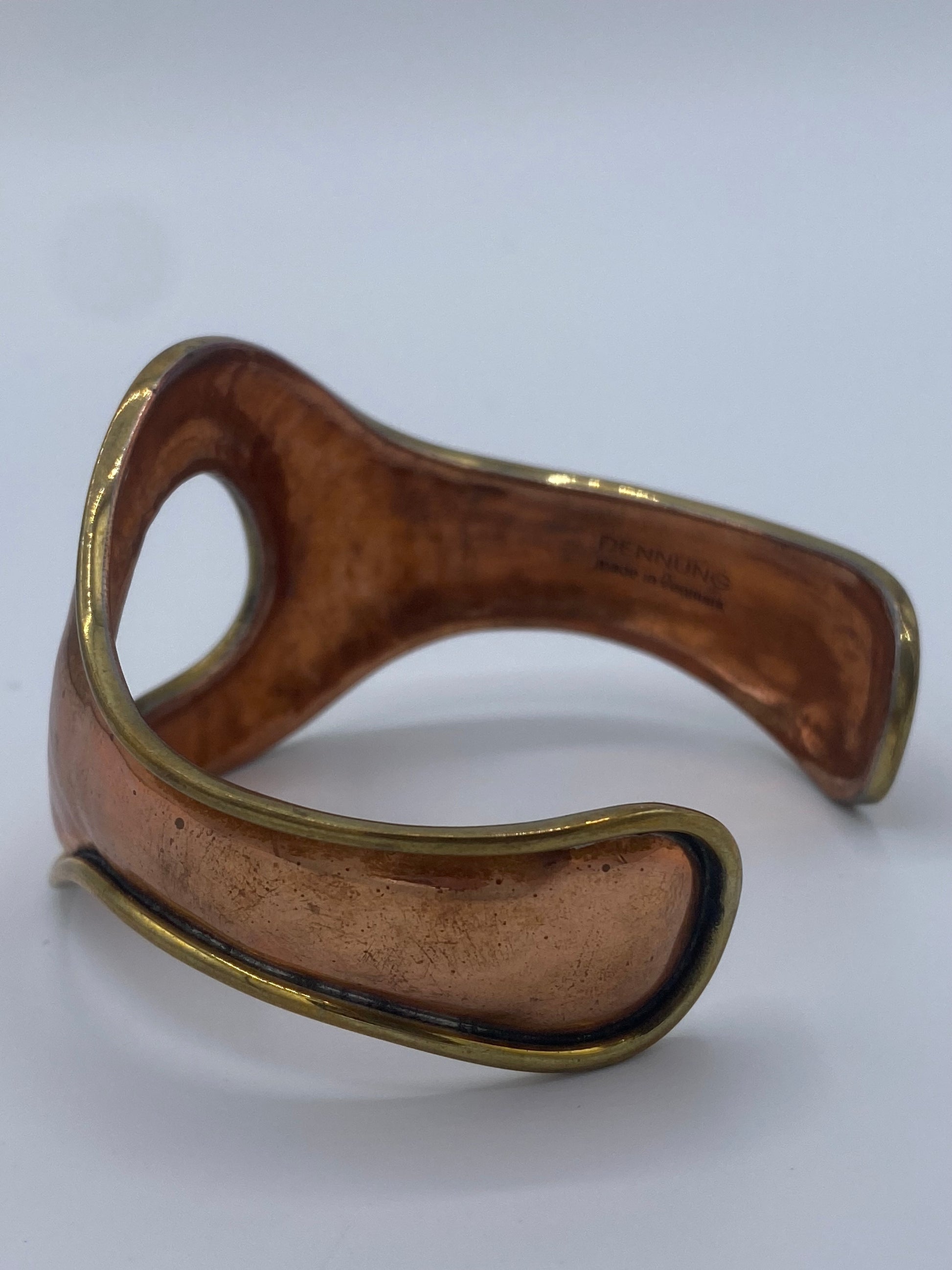 Erik Dennung (1925-2007). Vintage dansk armring i messing og kobber. Fra midt 1900-tallet