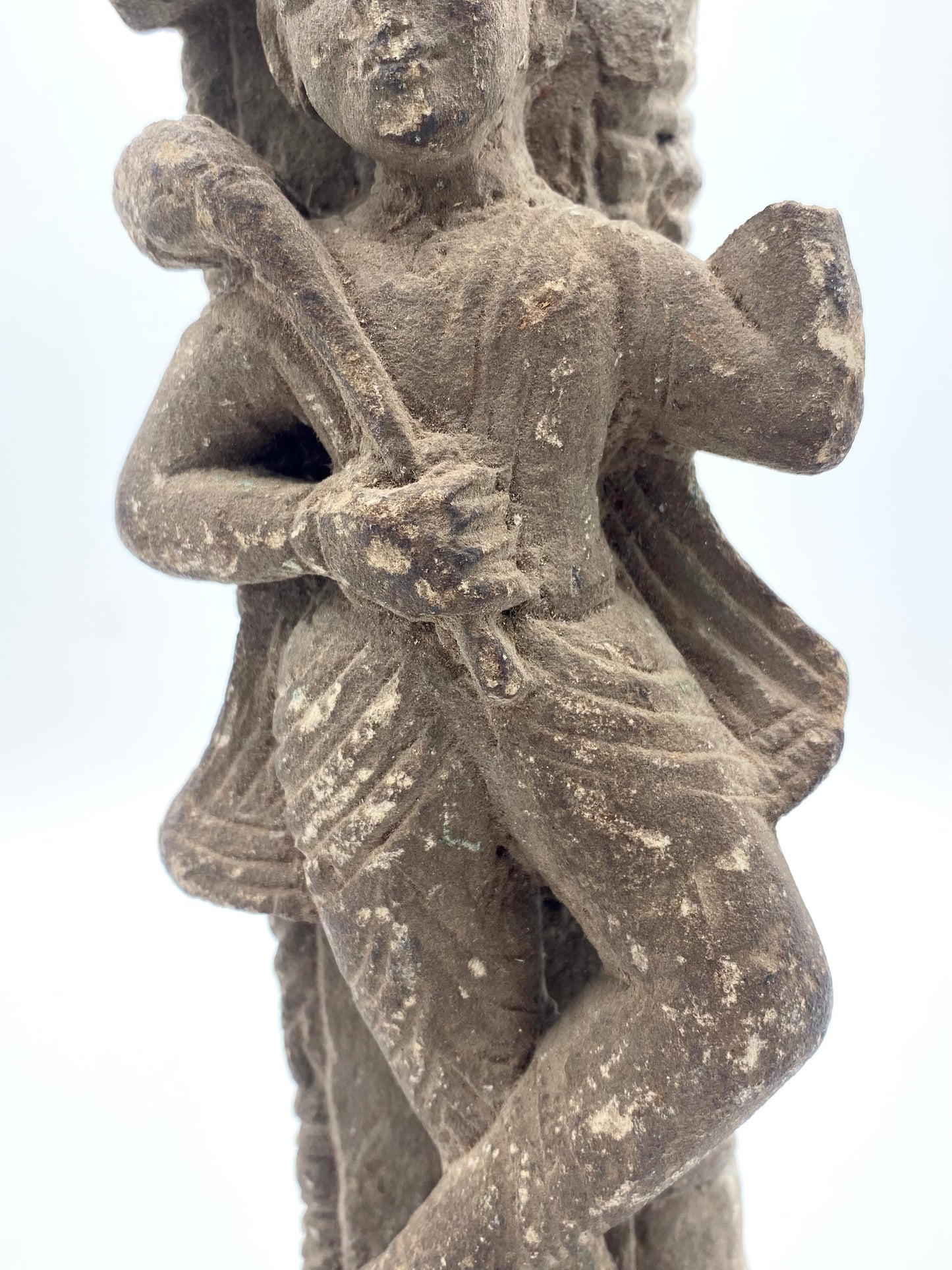 Indisk tempelvogter-figur, Dvarapala, i grå sandsten. Nordindien, ca. 10.–12. årh.