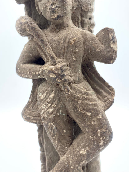 Indisk tempelvogter-figur, Dvarapala, i grå sandsten. Nordindien, ca. 10.–12. årh.
