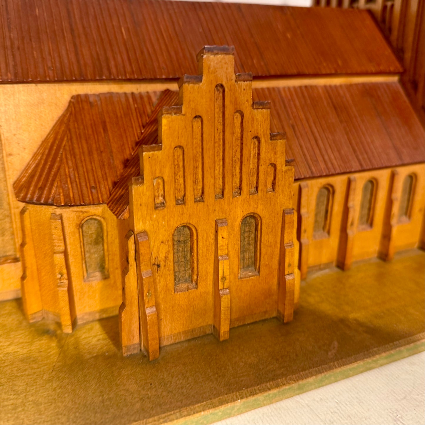 Antik håndbygget Kirke træmodel. Fra slut 1800/start1900 tallet.