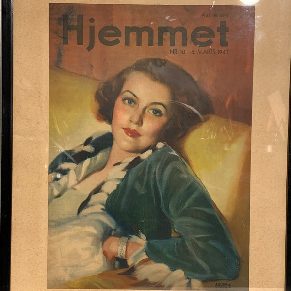 Original indrammet Hjemmet forside, fra 1940. Dame i sofa.