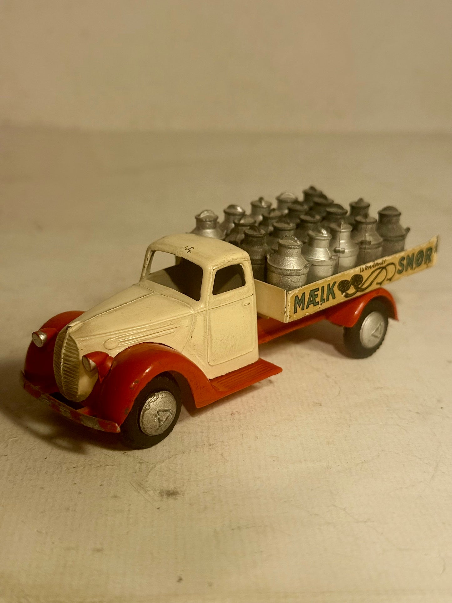 TEKNO Denmark Ford V8 mælkebil No. 424