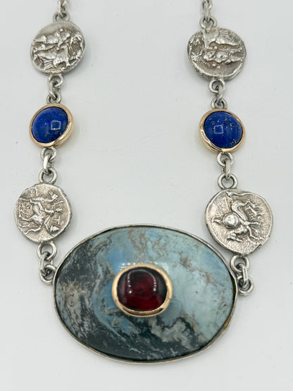 Collier i sølv, guld, granat, jaspis og lapis lazuli fra 1960'erne