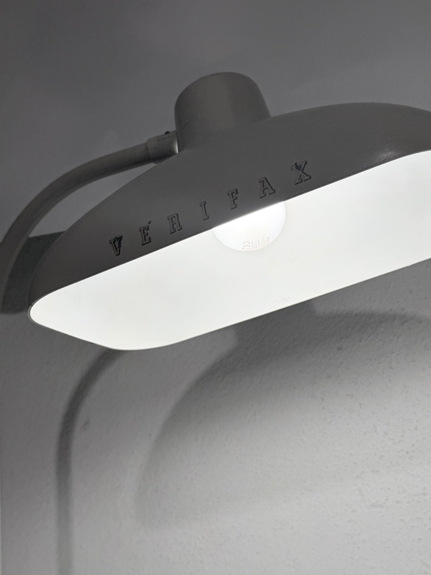 Bauhaus bordlampe med bakelit skærm & cement fod. Fra start/midt 1900 tallet