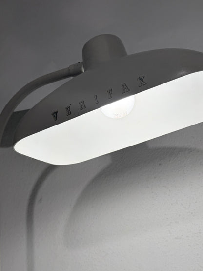 Bauhaus bordlampe med bakelit skærm & cement fod. Fra start/midt 1900 tallet