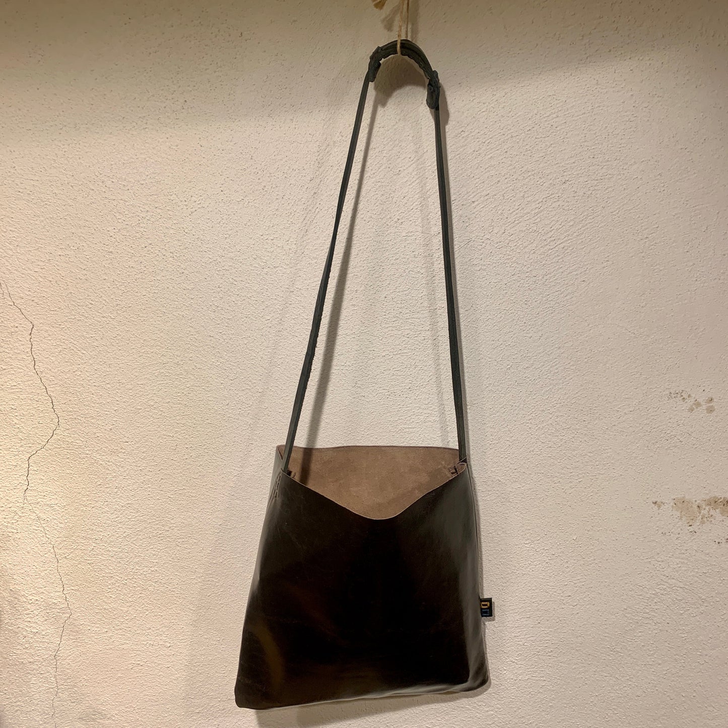 Håndsyet læder skuldertaske, Kim Zoll Designs