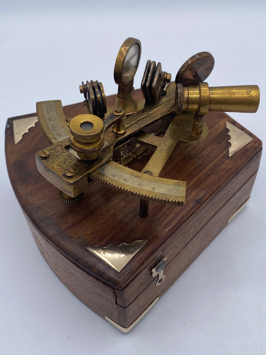 Maritimt sekstant-instrument i trækasse. Efter Troughton & Simms 1910. Indien. Sen 20. Årh
