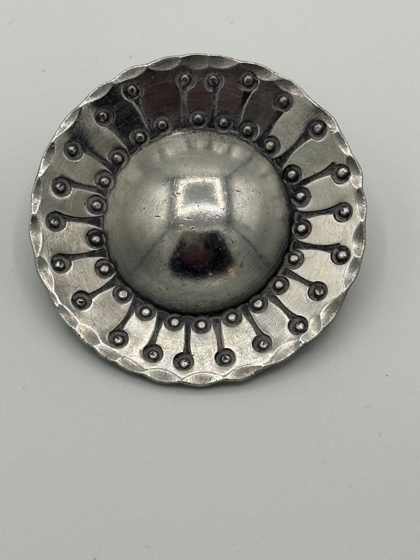 Jyde-Kunst. Modernistisk broche i tin. Fra midt/slut 20.Årh