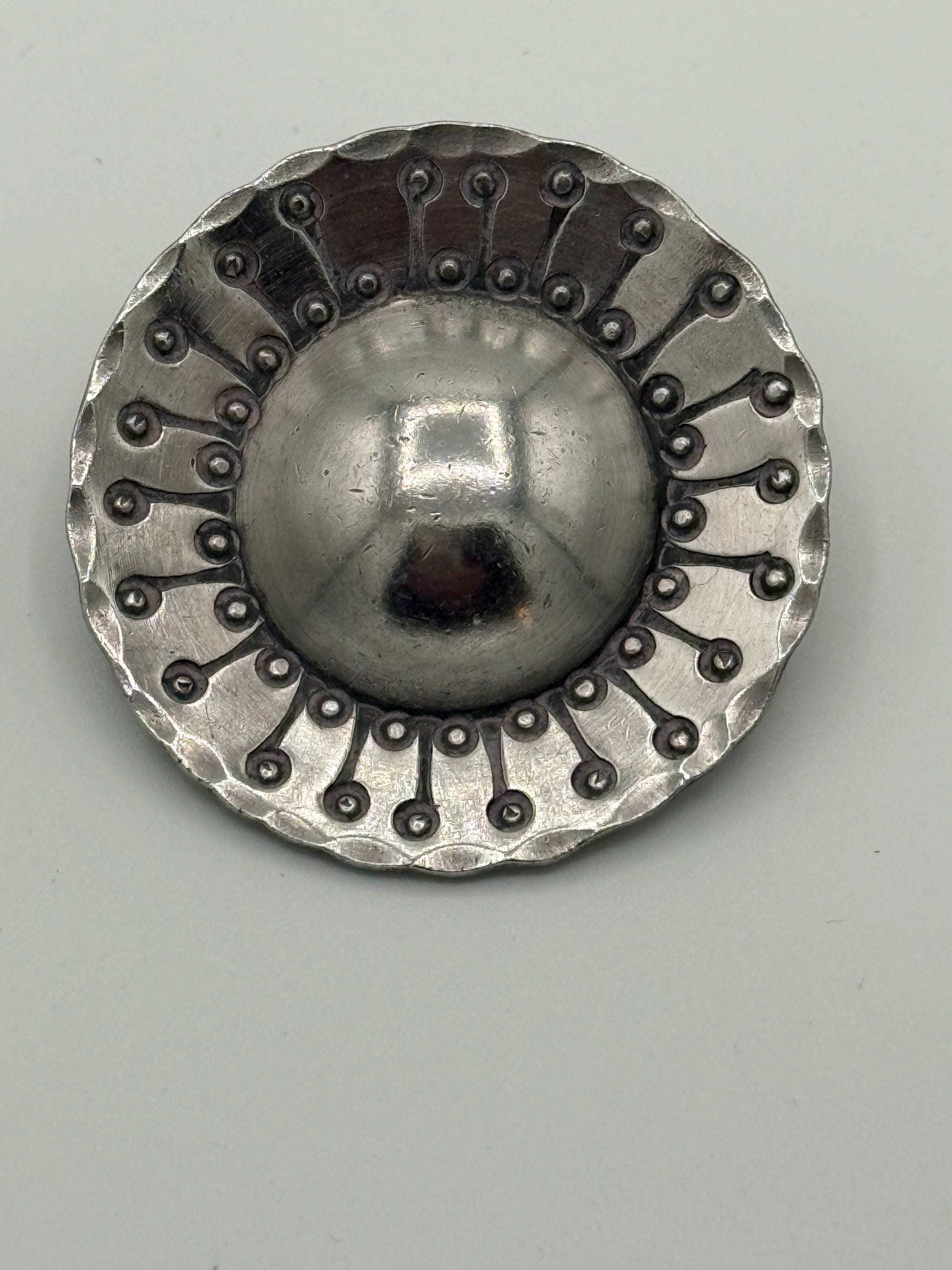 Jyde-Kunst. Modernistisk broche i tin. Fra midt/slut 20.Årh