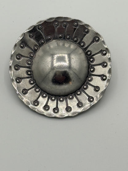 Jyde-Kunst. Modernistisk broche i tin. Fra midt/slut 20.Årh