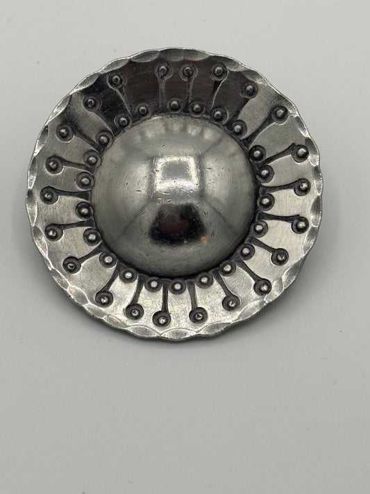 Jyde-Kunst. Modernistisk broche i tin. Fra midt/slut 20.Årh