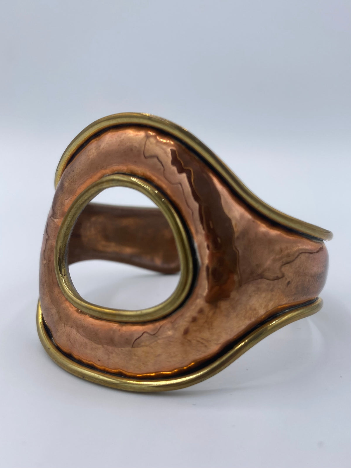 Vintage dansk armring i messing og kobber. Fra midt 1900-tallet
