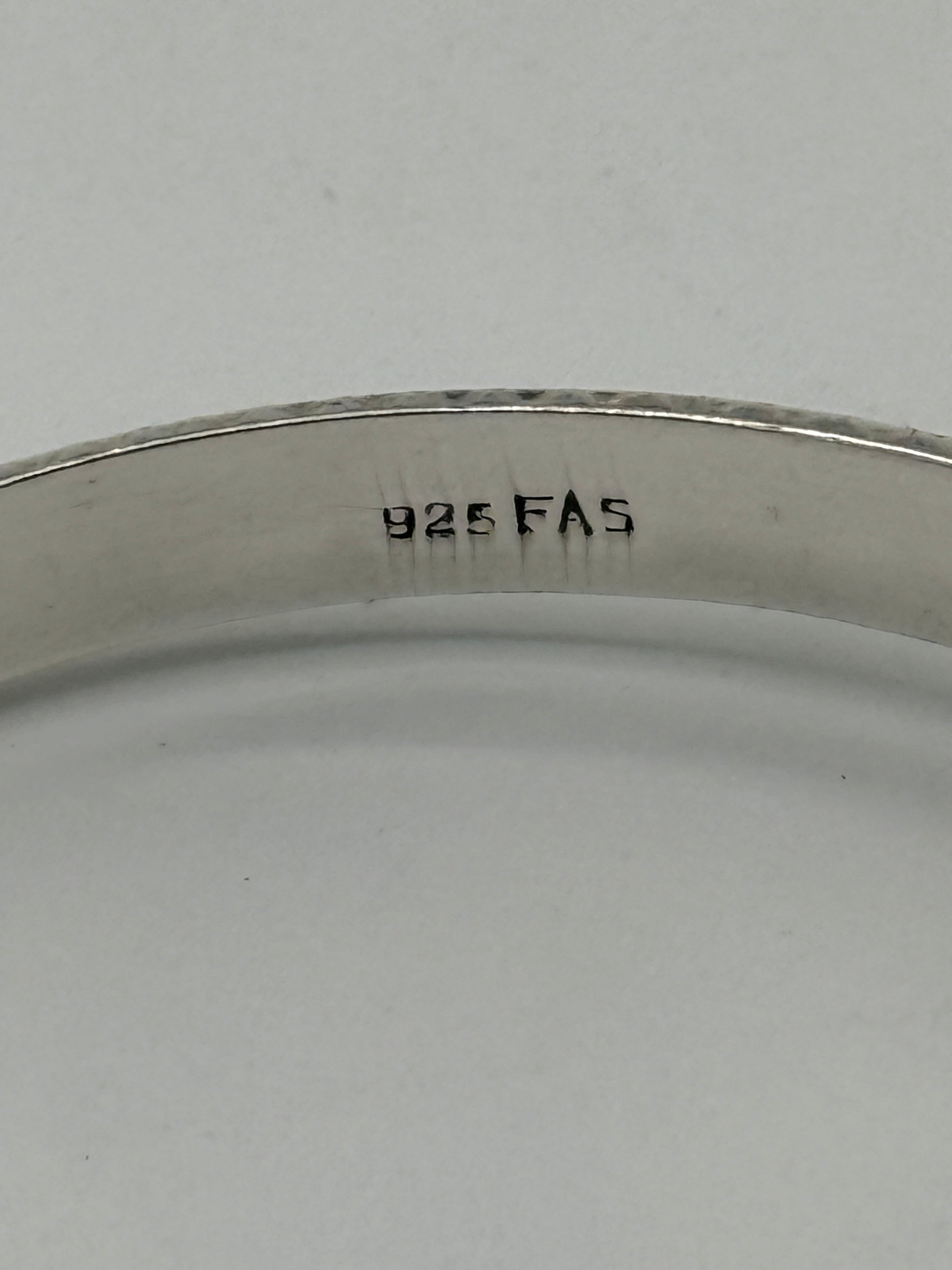 Vintage ciseleret rund Sterlingsølv armring. Fra midt 20.Årh