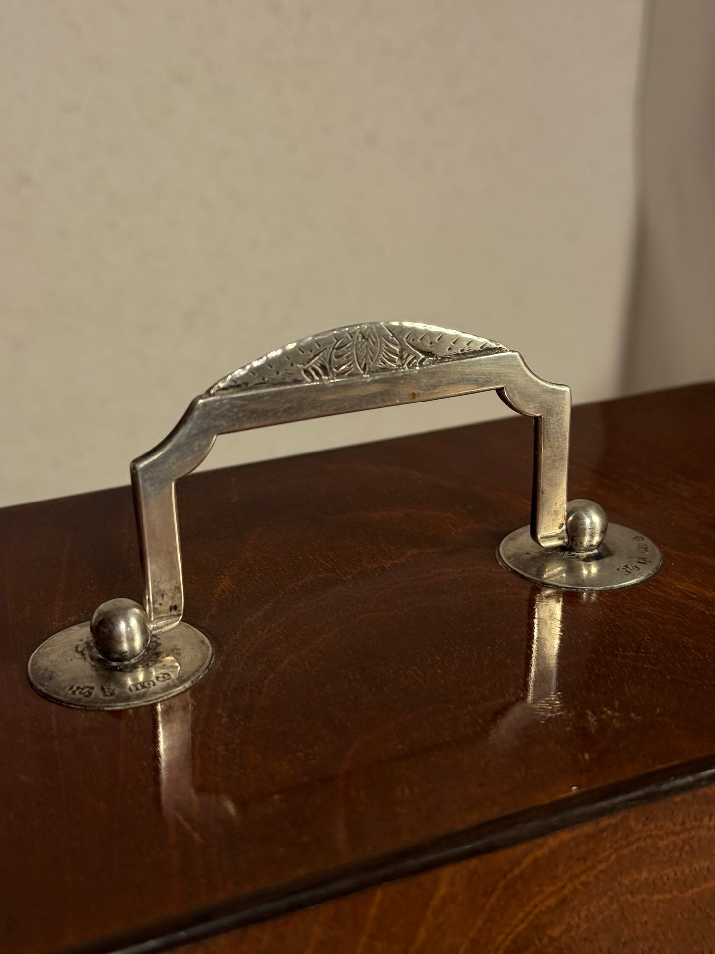 Cedersberg glasfabrik. Antik Tantalus i sølv & maghoni med 3 flasker. Fra 1821