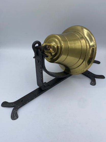 Klokke med ornamenteret jernophæng. Midt/sen 20. Årh