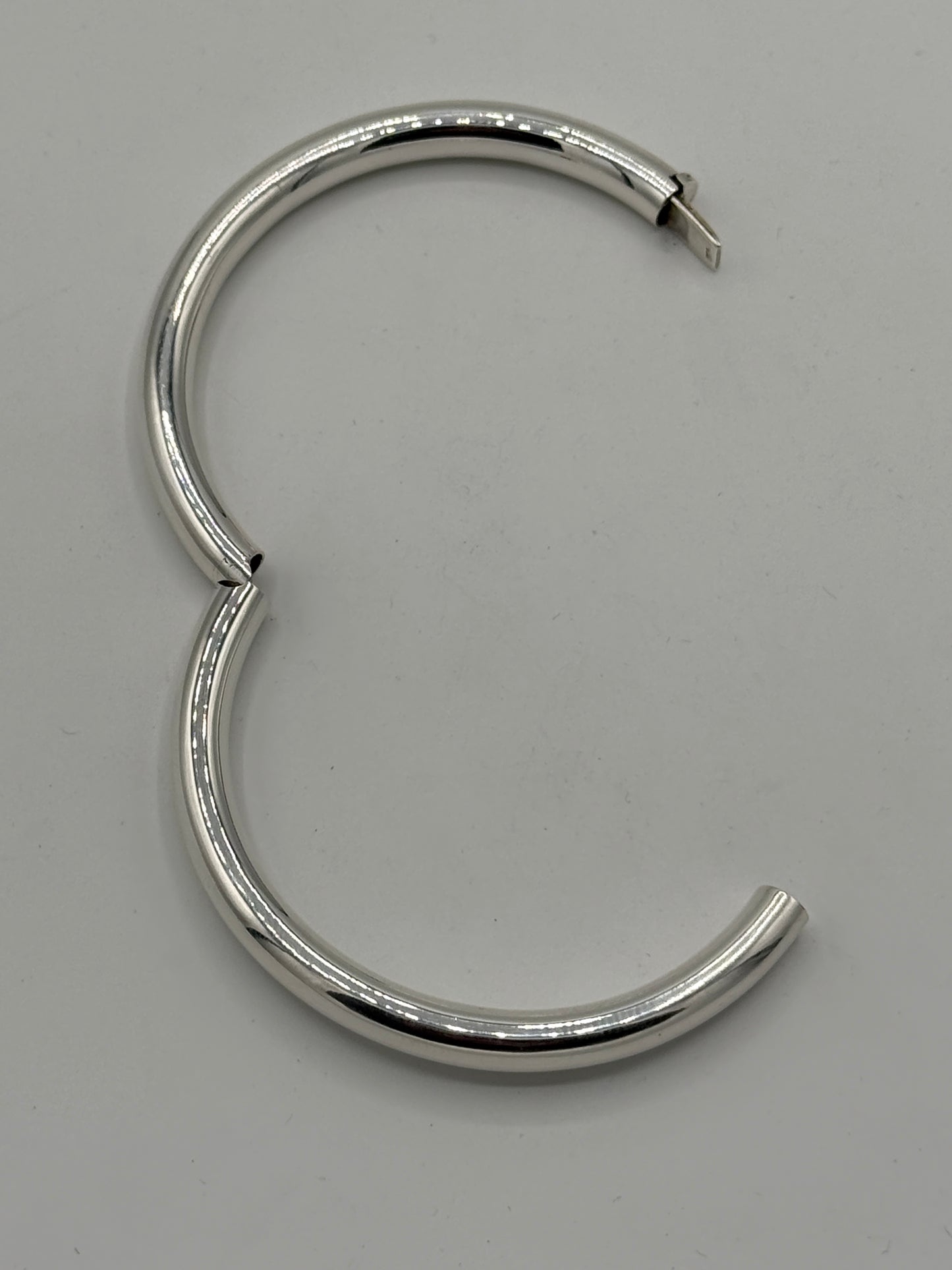 Vintage modernistisk rund Sterlingsølv armring. Fra 1980érne