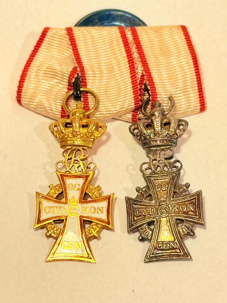 Miniaturemedaljebarre af danske Ridderkors - Chr. X version.