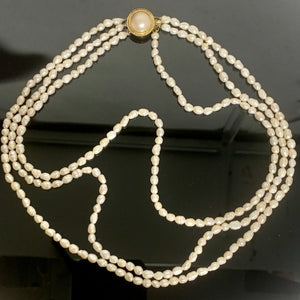 Ægte 3-radet perle kæde med forgyldt sølvlås.