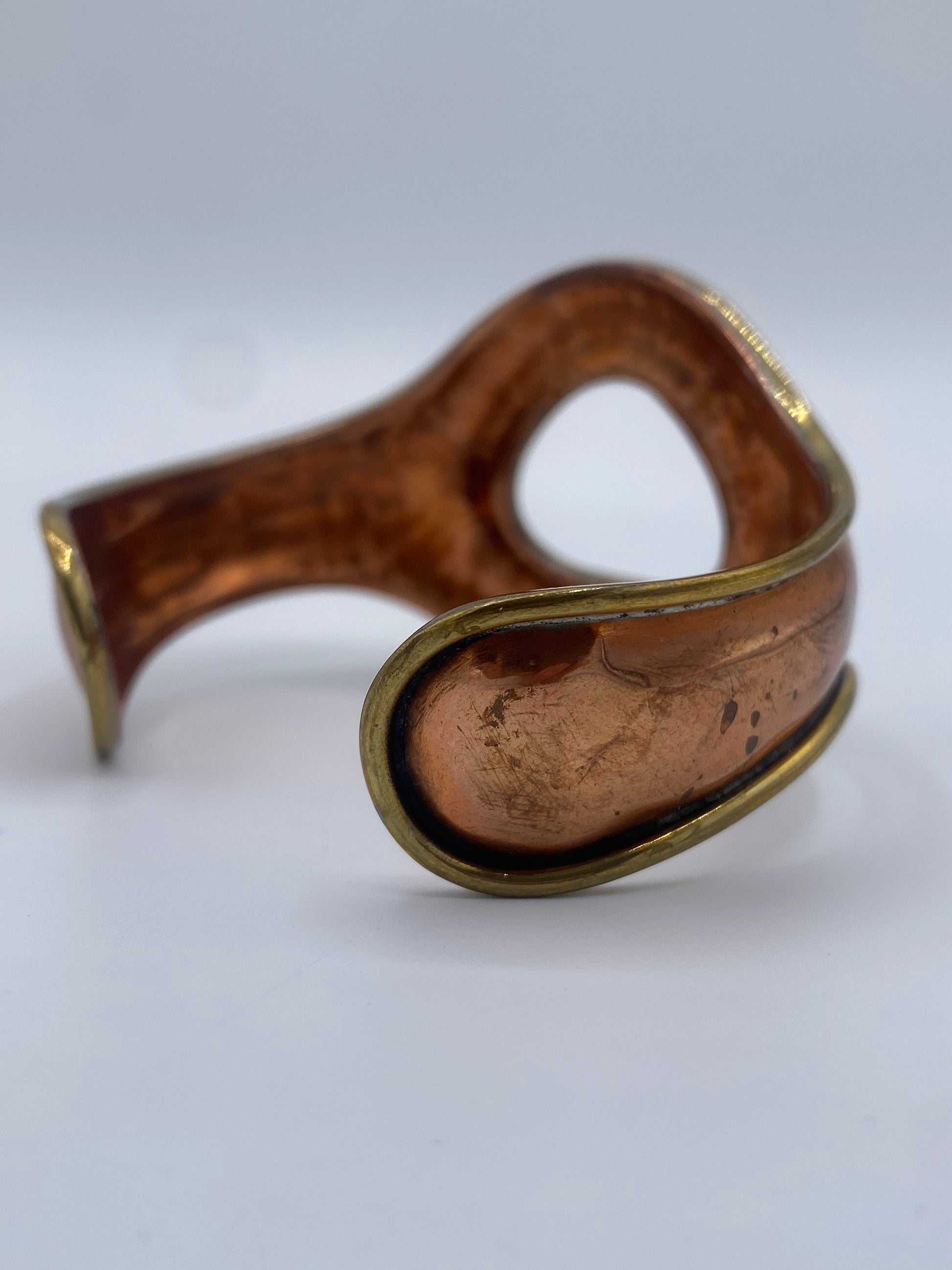 Erik Dennung (1925-2007). Vintage dansk armring i messing og kobber. Fra midt 1900-tallet