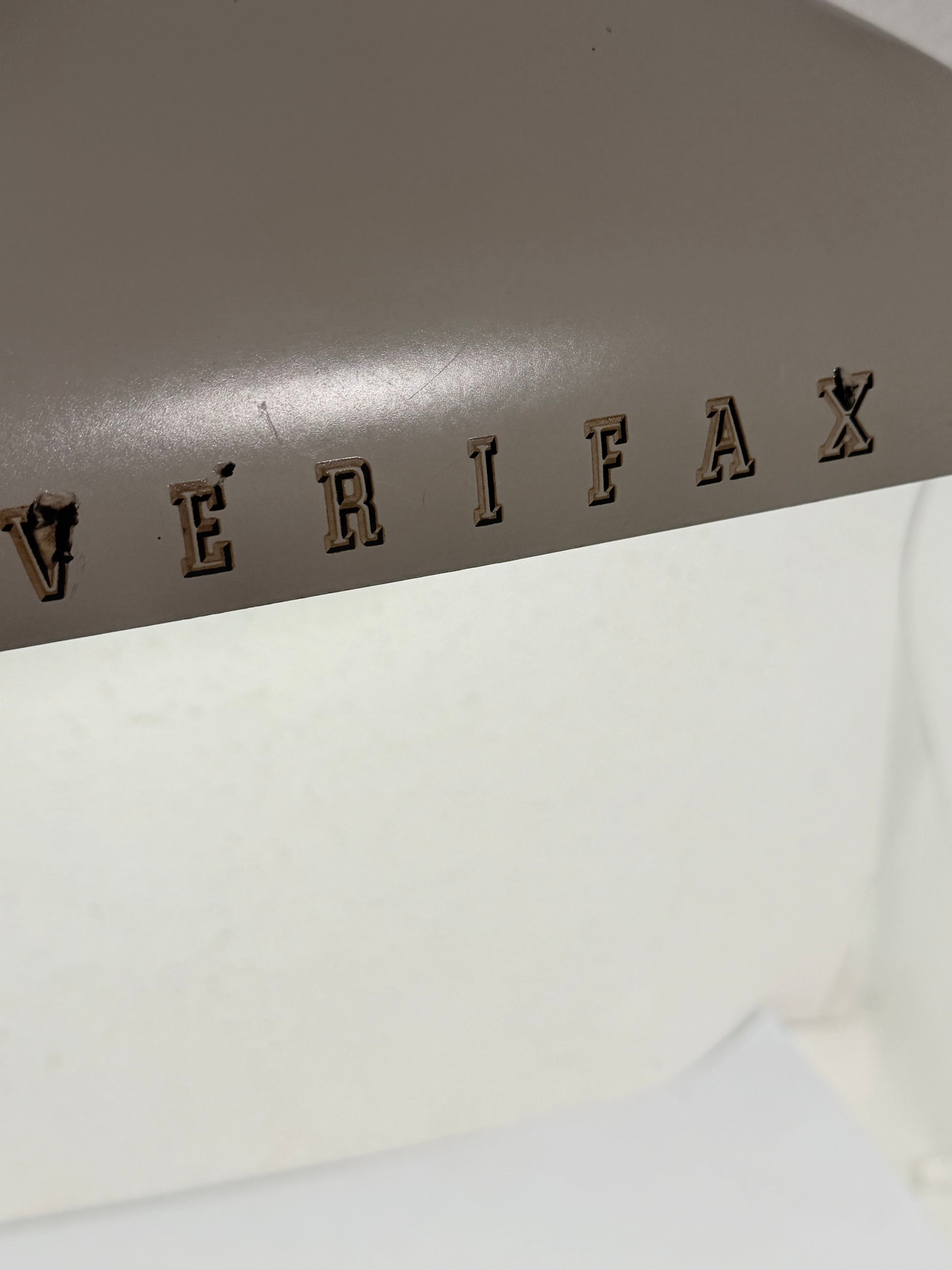 Bauhaus bordlampe med bakelit skærm & cement fod. Fra start/midt 1900 tallet