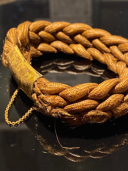 Antik victoriansk sørgesmykke armbånd af menneskehår og guldbelagt metal. Fra 1800-tallet.