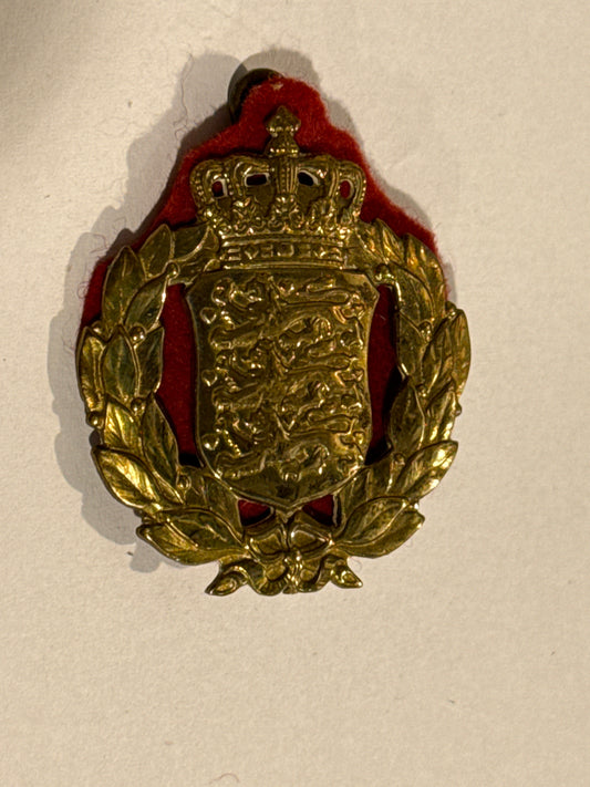 Ældre Dansk Hærmærke i forgyldt messing.