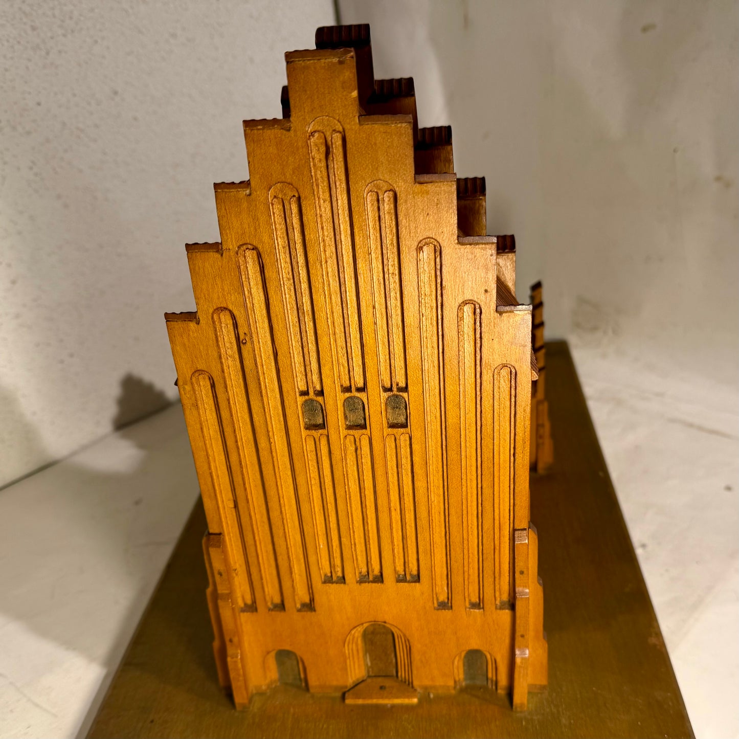 Antik håndbygget Kirke træmodel. Fra slut 1800/start1900 tallet.