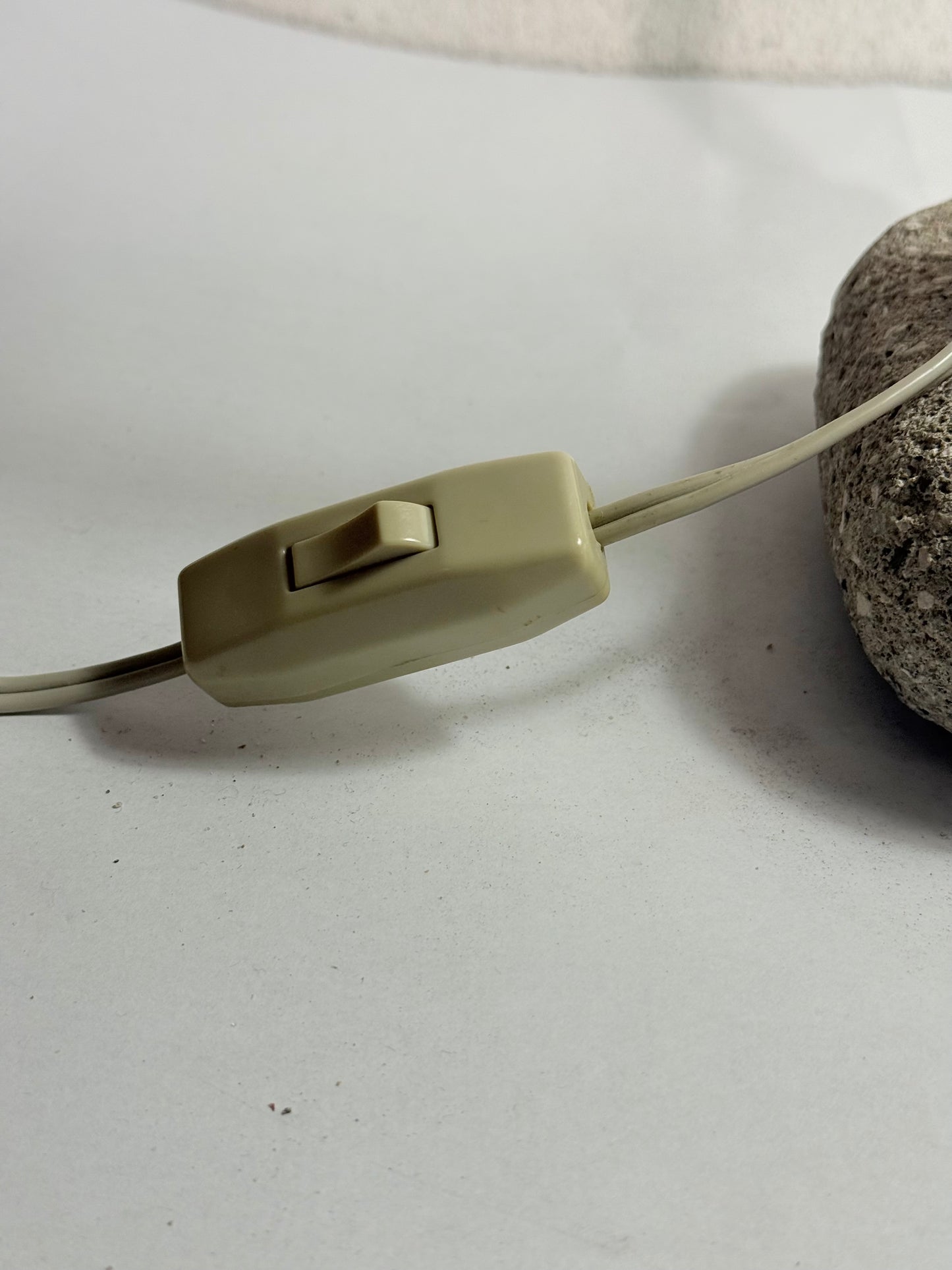 Bauhaus bordlampe med bakelit skærm & cement fod. Fra start/midt 1900 tallet