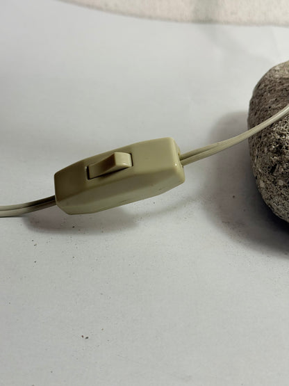 Bauhaus bordlampe med bakelit skærm & cement fod. Fra start/midt 1900 tallet