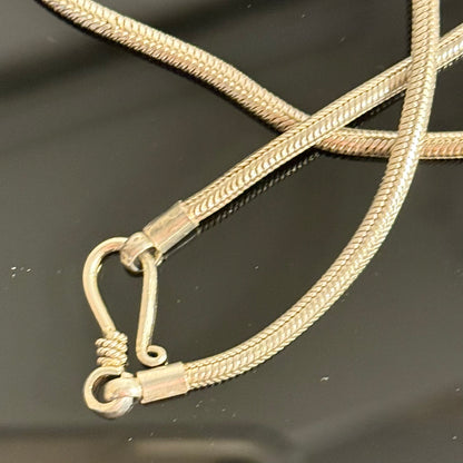 Arne Johansen (1954-1976.) Modernistisk halssmykke i sterling sølv & Abelone musling.