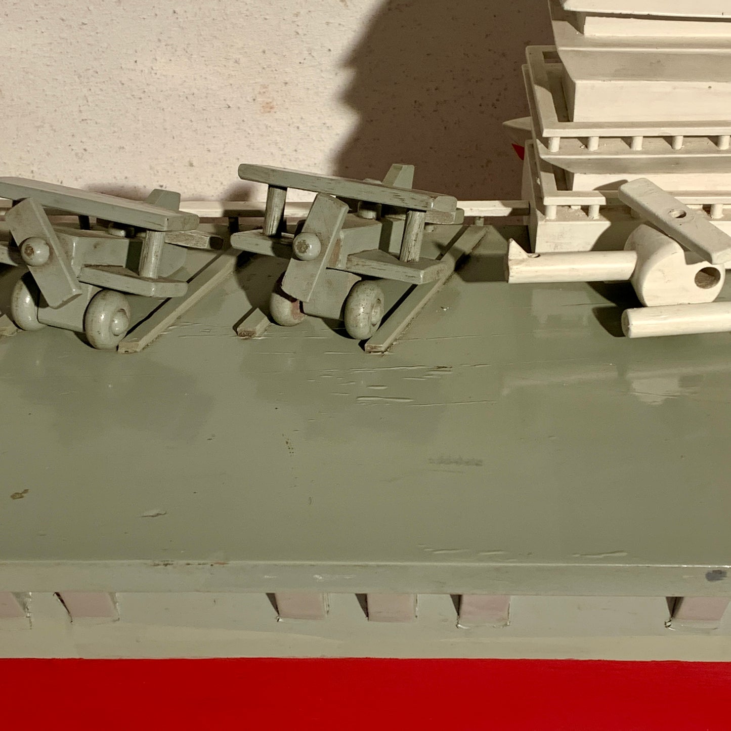 Ældre unikt dansk design træ hangarskib, fra midt 1900 tallet.